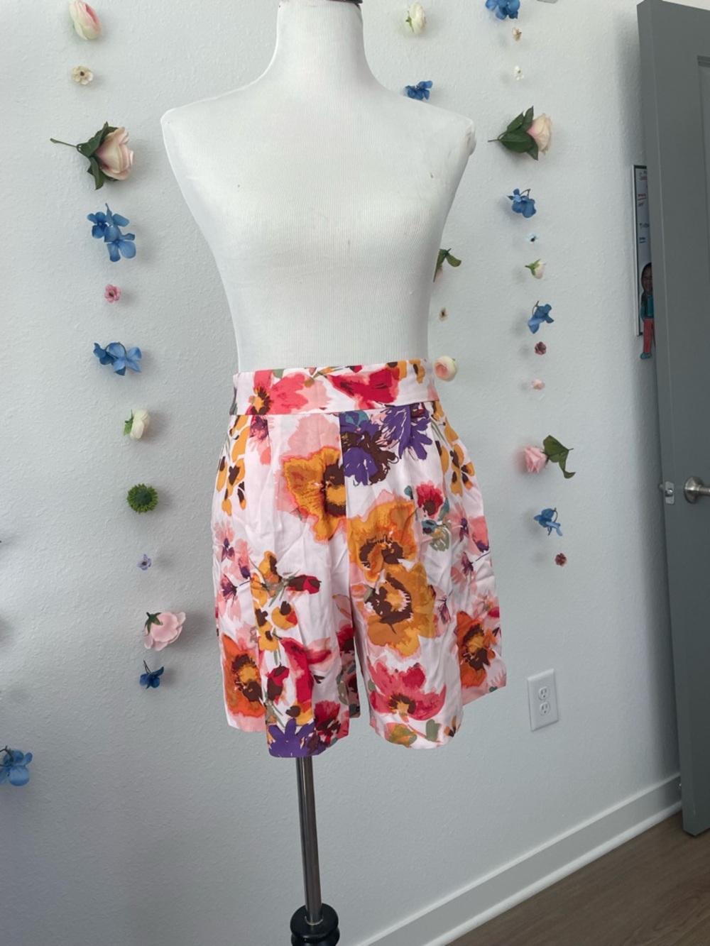 H&M Floral High-Waist Pleated Shorts - Pink Multi